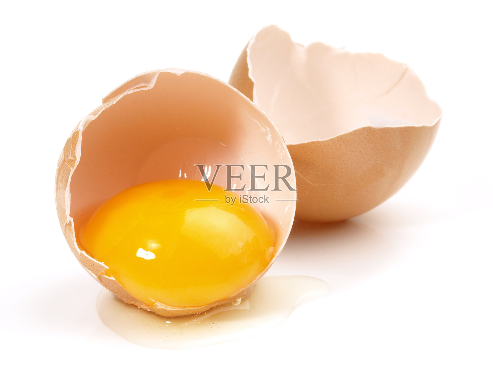 棕色鸡蛋与蛋黄，孤立在白色背景上照片摄影图片