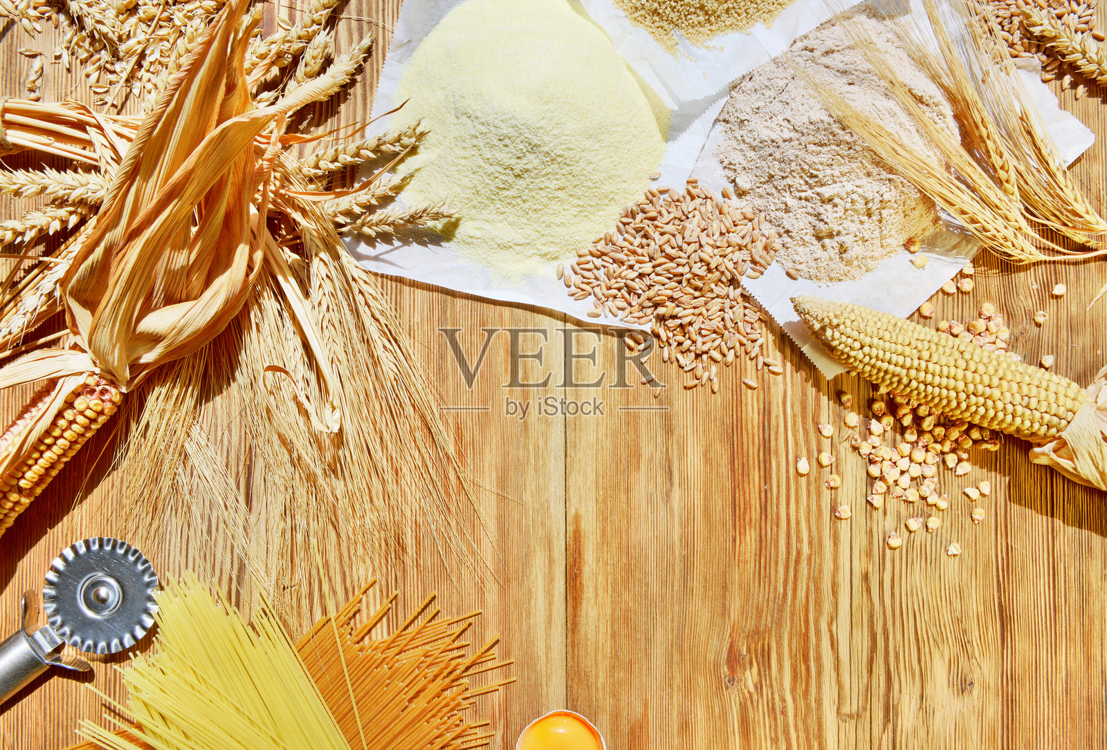 各种谷物、面条和鸡蛋照片摄影图片