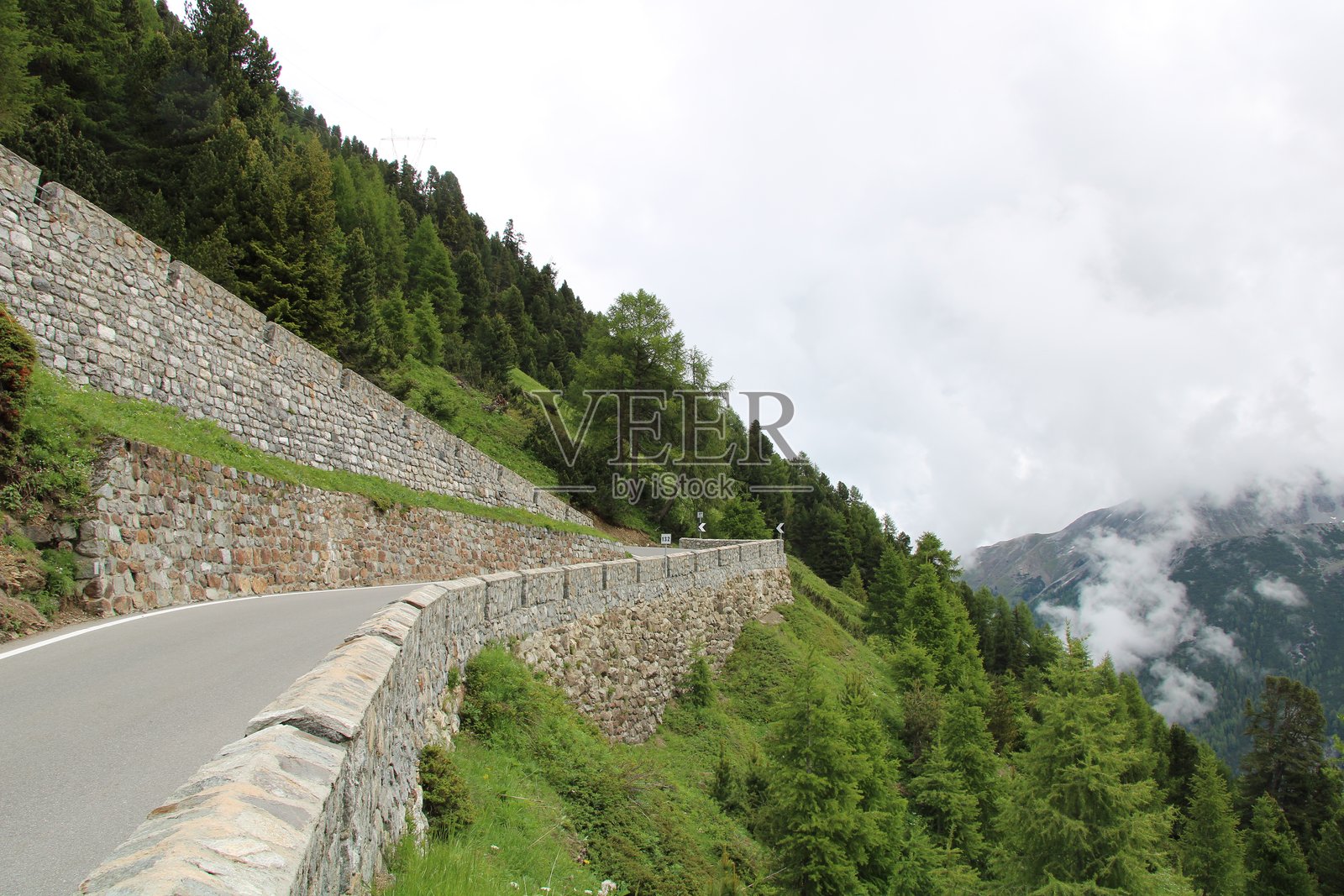 斯蒂尔夫斯山口的蛇形道路照片摄影图片