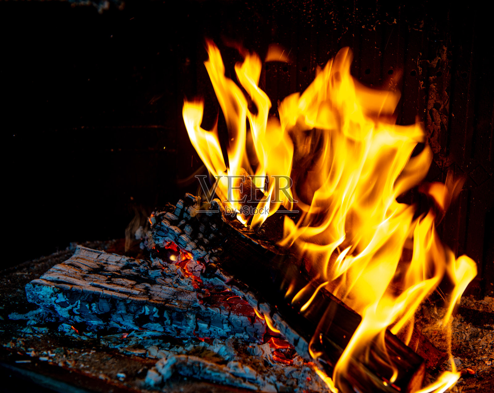 壁炉中燃烧的木材日志照片摄影图片