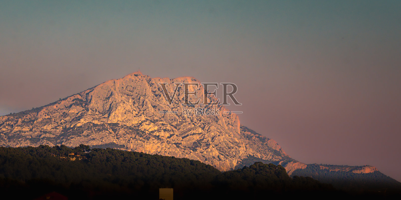 秋天傍晚的圣维克多山照片摄影图片