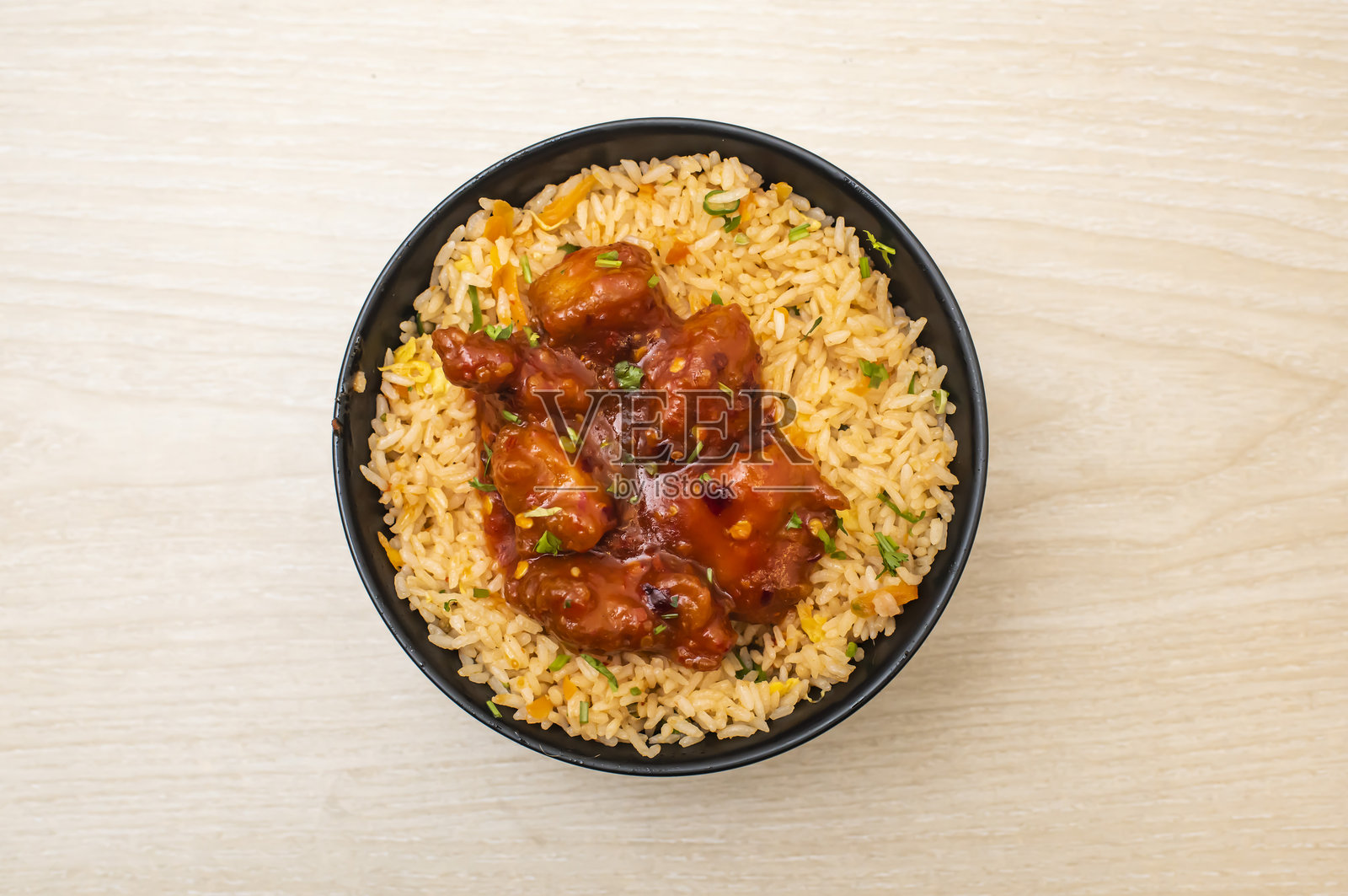 泰式香辣鸡肉饭碗，盛在碗中，侧面展示印度和孟加拉国美食。照片摄影图片