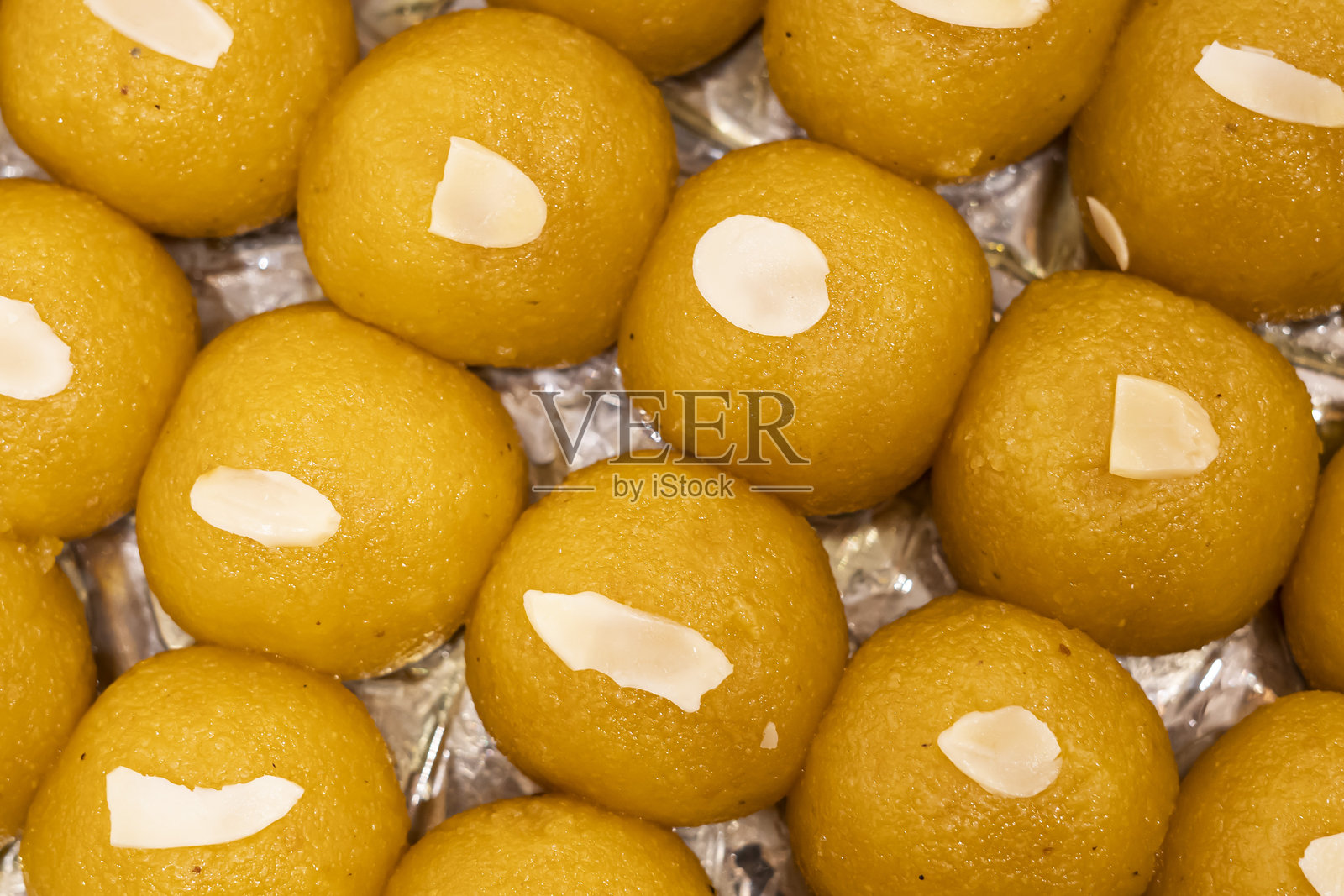 米希达纳拉杜（Mihidana Laddu）顶部的坚果特写，俯视印度、巴基斯坦和孟加拉国的甜点。照片摄影图片