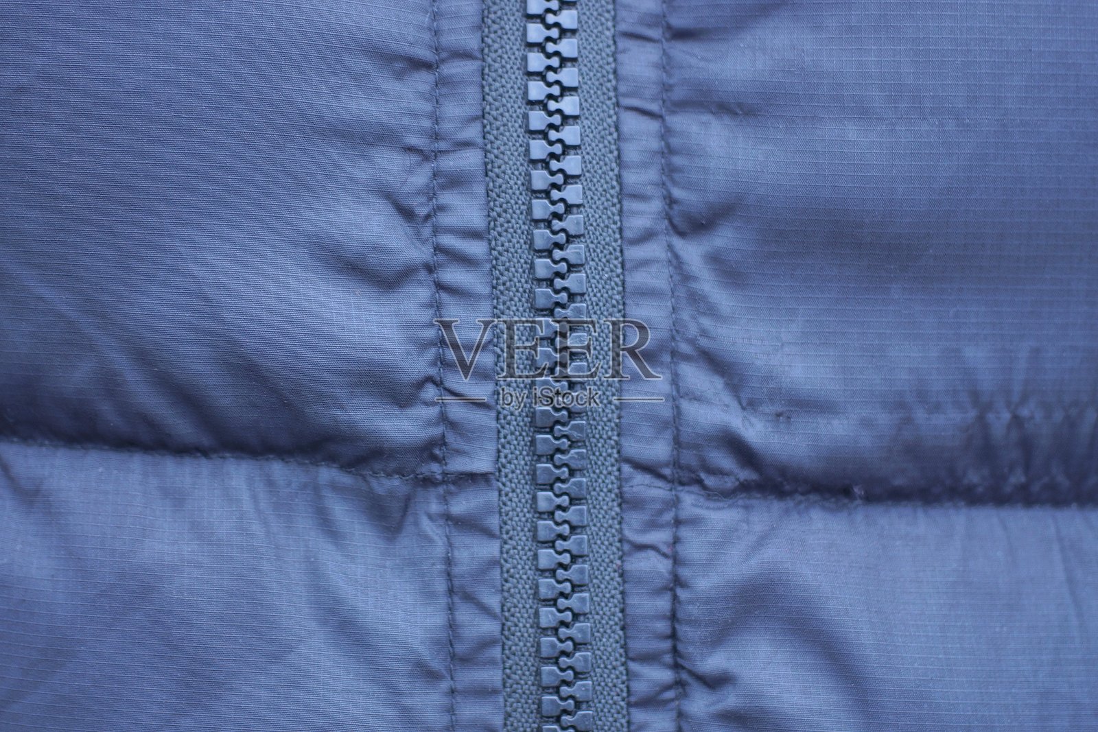 黑色夹克面料上的长灰色塑料拉链照片摄影图片