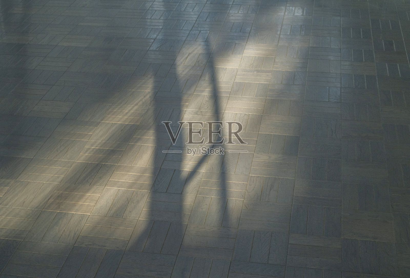 阳光与阴影在瓷砖地板上的交错照片摄影图片