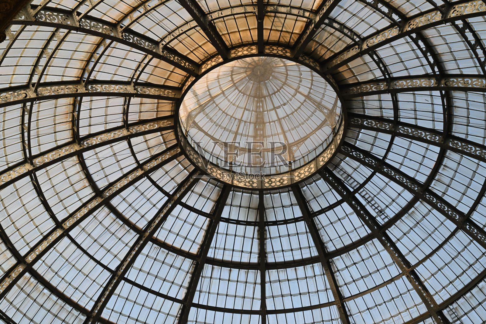 维托里奥·埃马努埃莱二世购物中心的穹顶灯光照片摄影图片