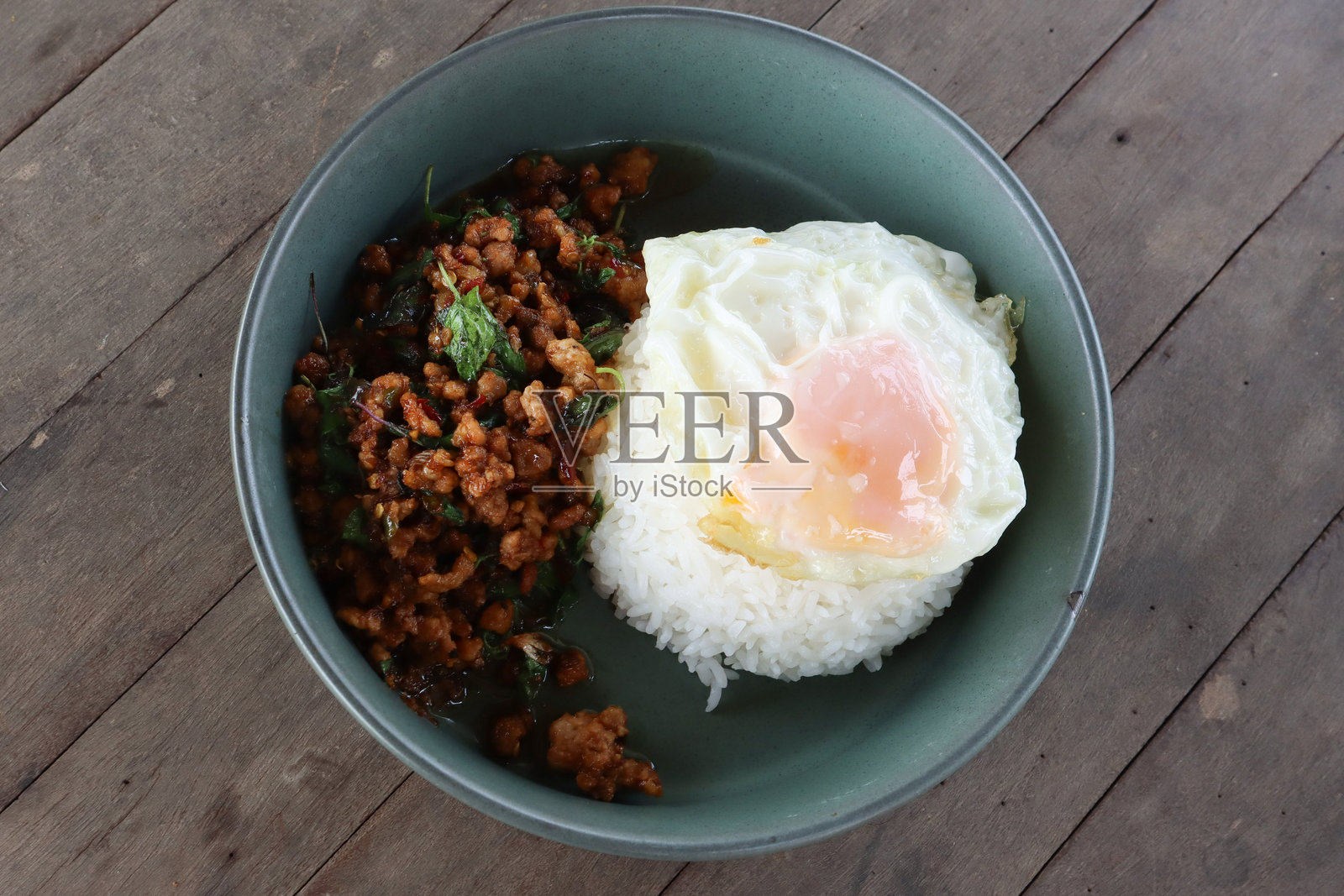 泰国菜炒罗勒猪肉盖饭是米饭上放炒猪肉和罗勒的美食。炒罗勒猪肉盖饭是泰国的最爱。照片摄影图片