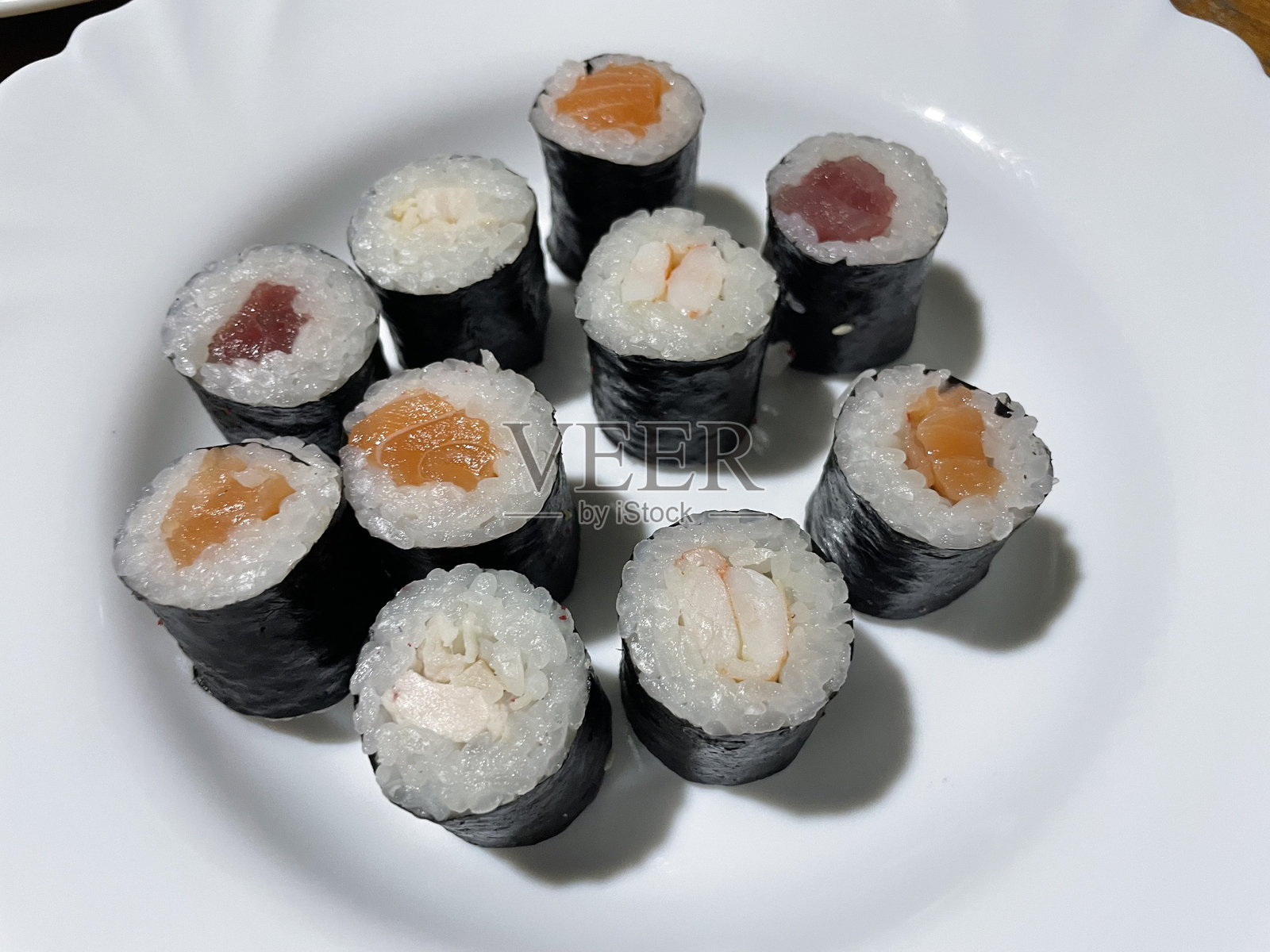 新鲜鱼和米饭的寿司套餐照片摄影图片