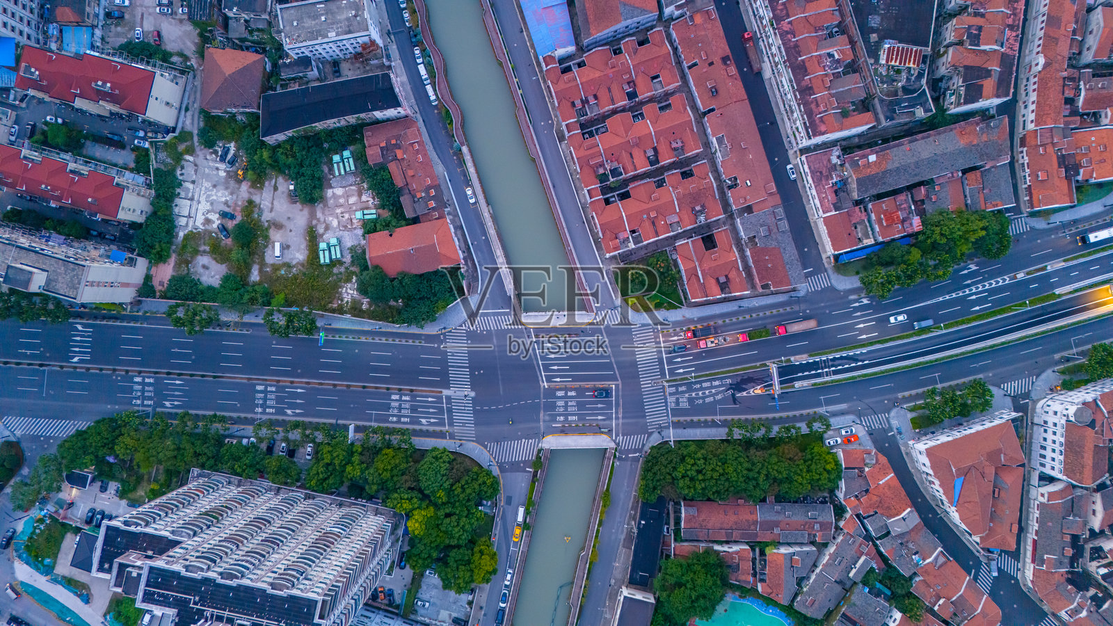 上海天际线日出时的鸟瞰图照片摄影图片