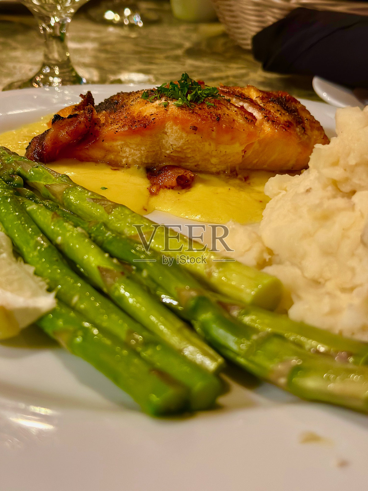 美味的三文鱼晚餐照片摄影图片