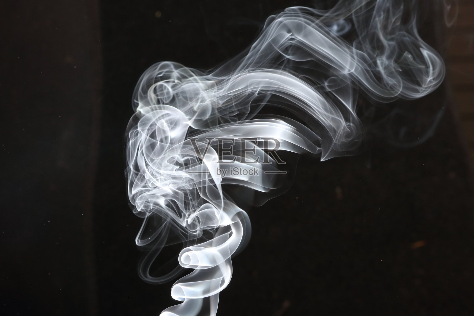 香烟从香棒上升照片摄影图片