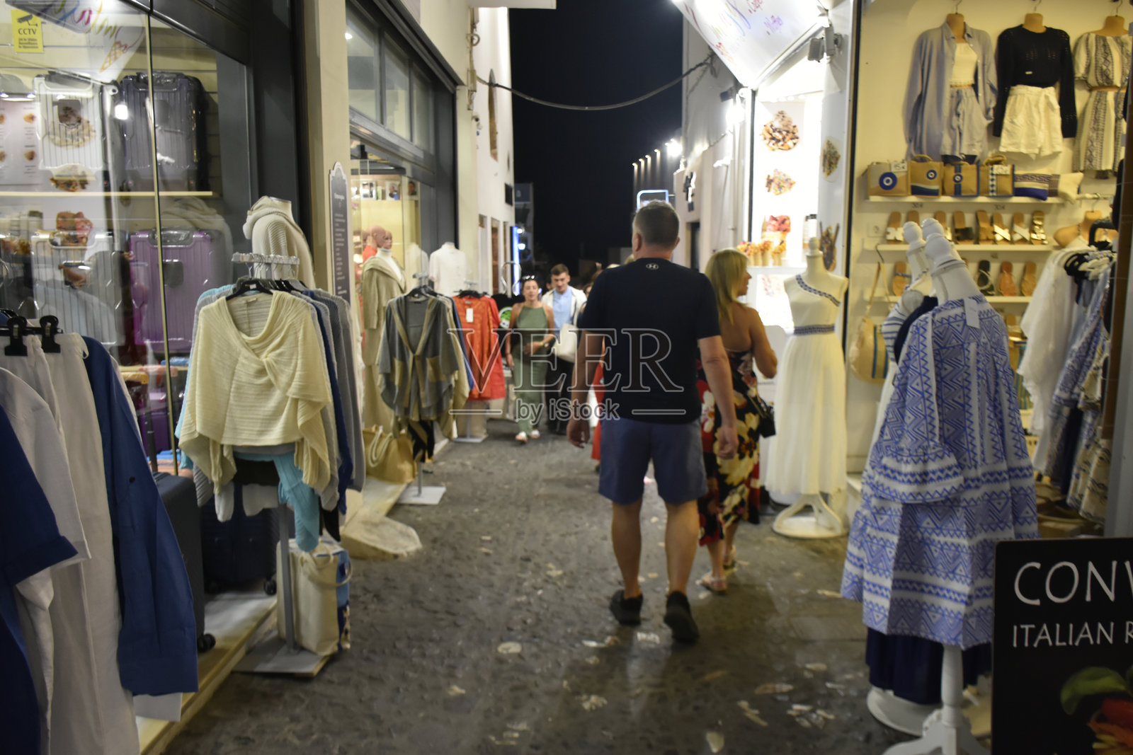 希腊爱琴海南部圣托里尼费拉购物区,零售店,人群照片摄影图片