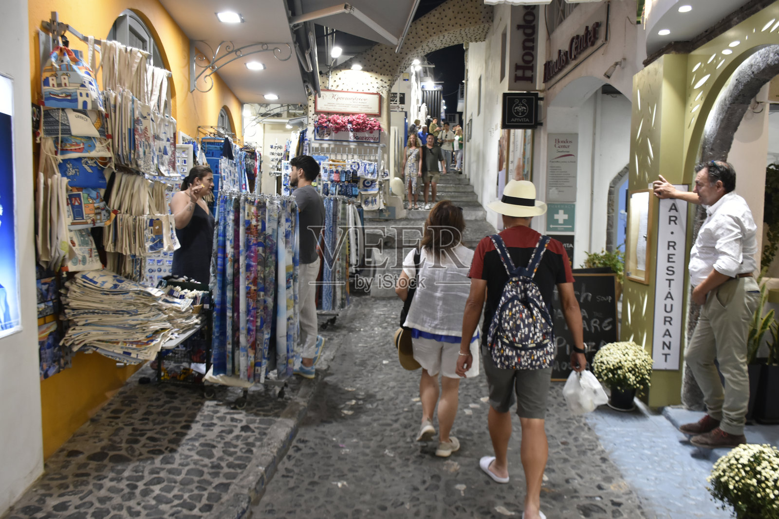 希腊南爱琴海圣托里尼费拉的零售商店，行人走过照片摄影图片