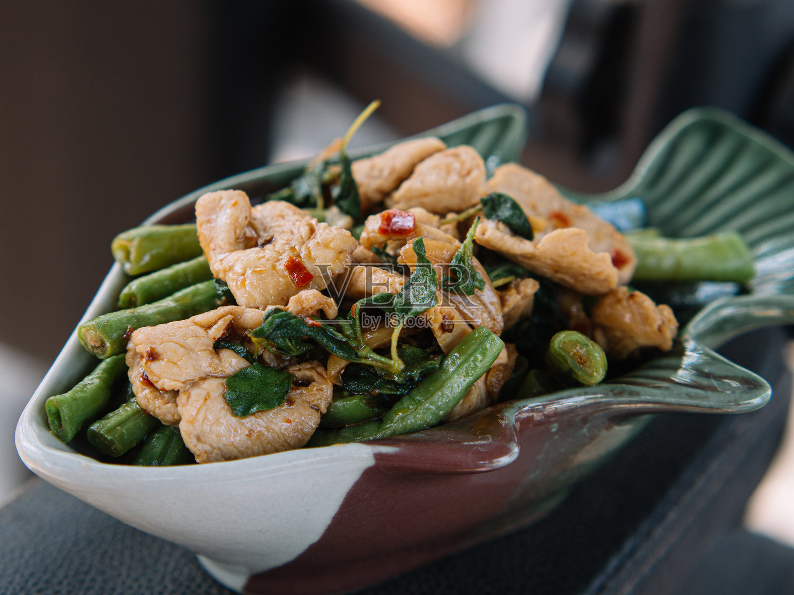 罗勒炒鸡肉照片摄影图片