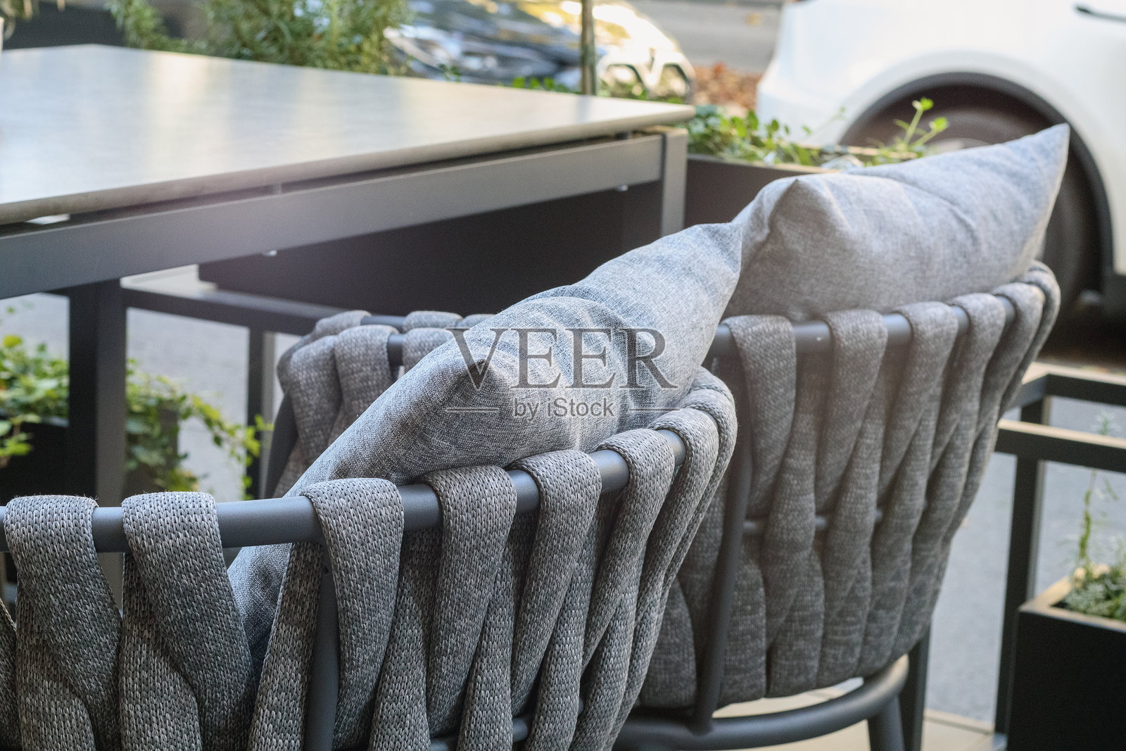 一把带有灰色垫子的椅子及其靠背的视图照片摄影图片