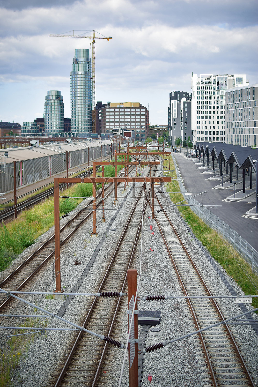 哥本哈根的城市景观，包含铁路和公交车站。照片摄影图片