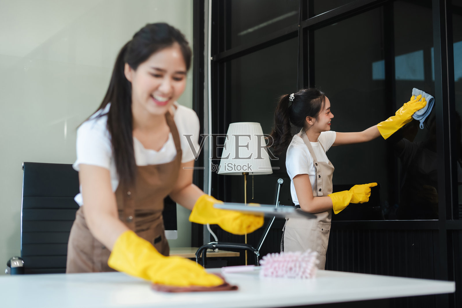 在线清洁服务，办公室清洁服务，专业家政服务。照片摄影图片