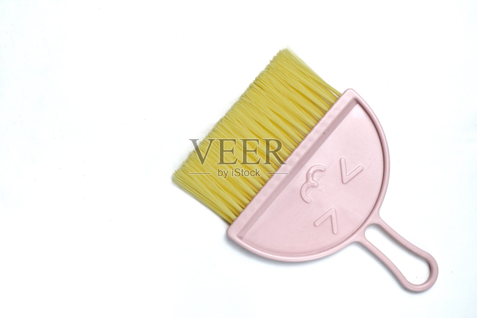 一套迷你刷子和簸箕，孤立在白色背景上照片摄影图片