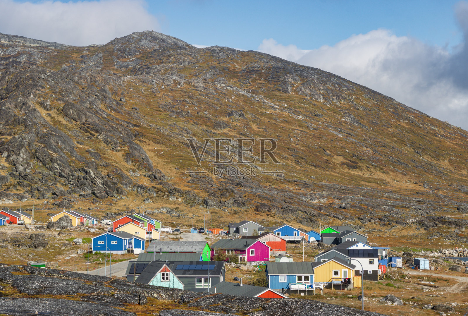 南格陵兰的纳诺塔利克镇，五彩缤纷的房屋村庄照片摄影图片