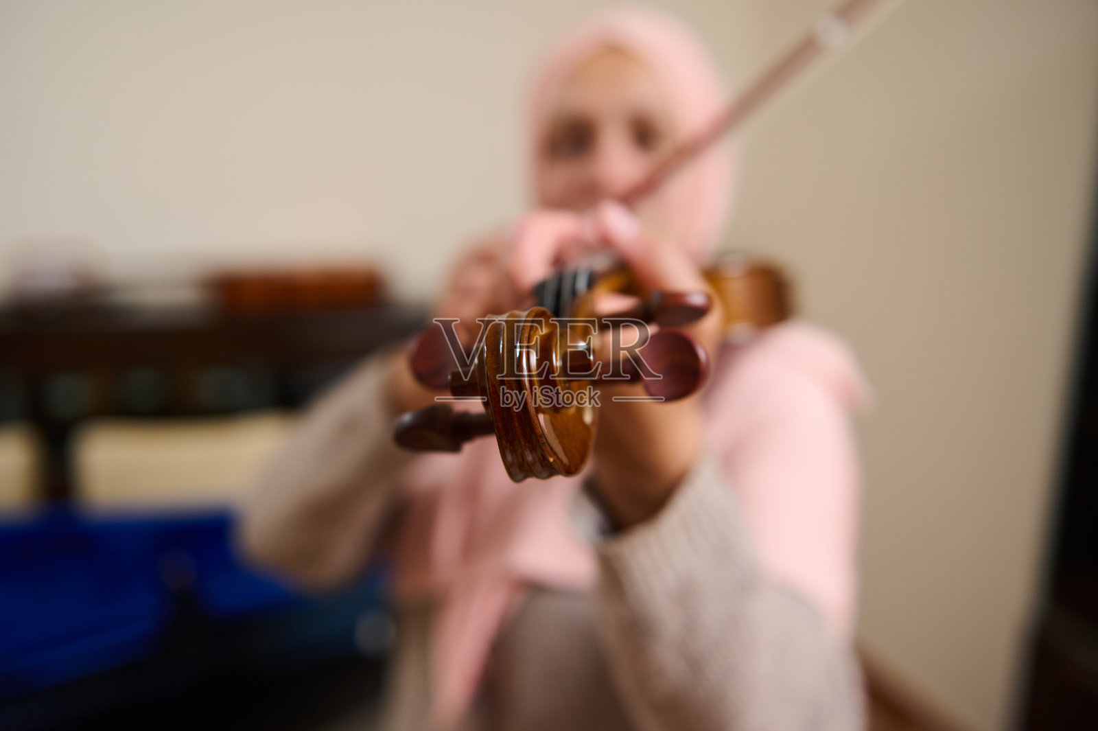 模糊背景中，音乐家正在演奏的小提琴特写镜头照片摄影图片