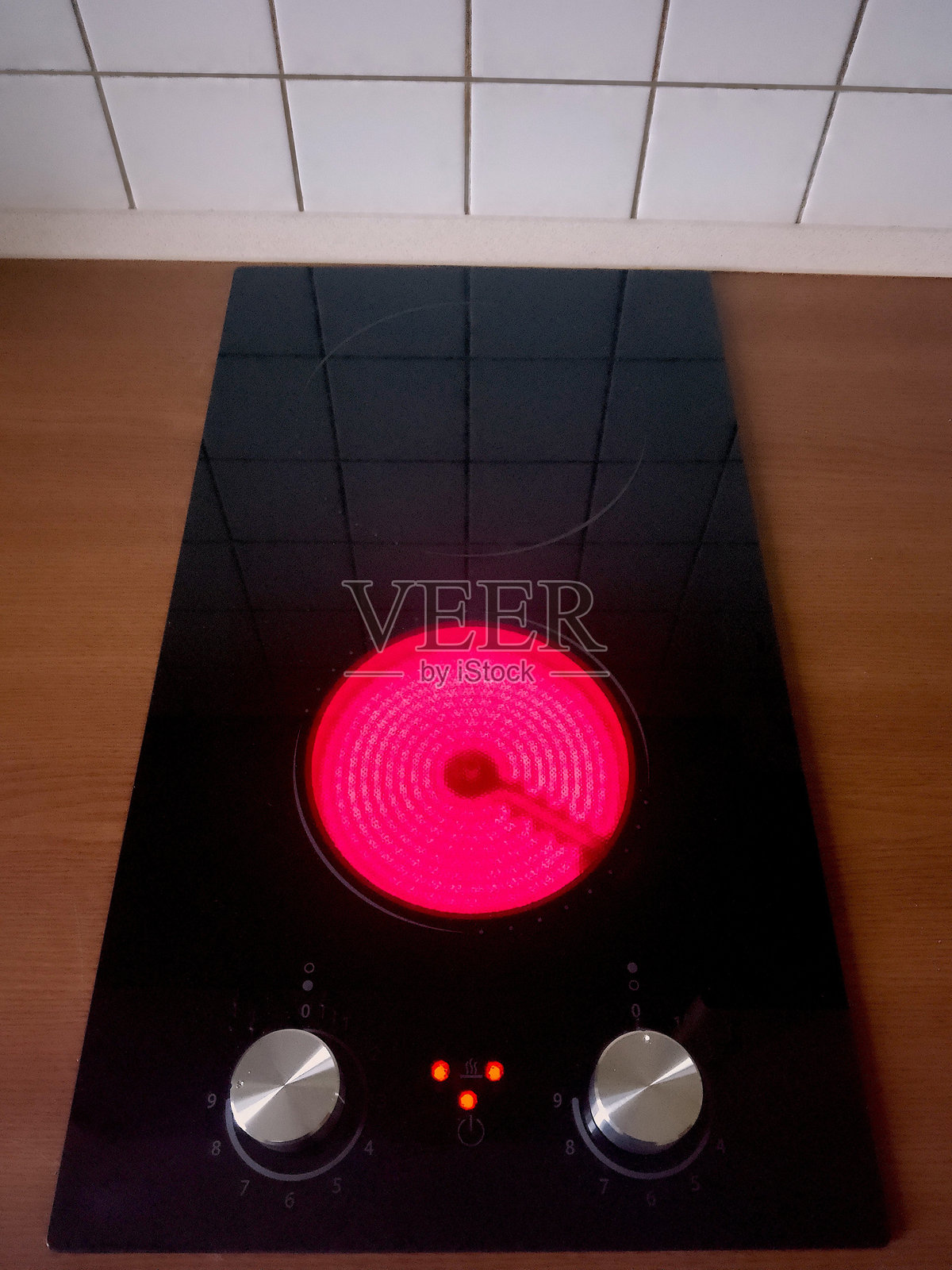 木制厨房台面上的燃烧电炉照片摄影图片