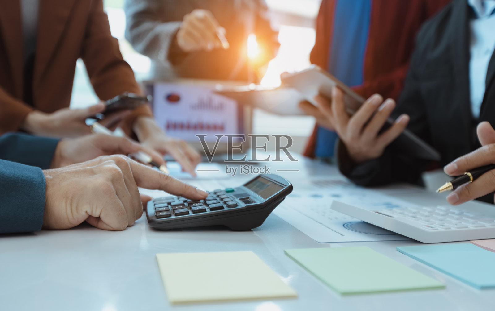 集团业务人员手持业务财务单据。照片摄影图片