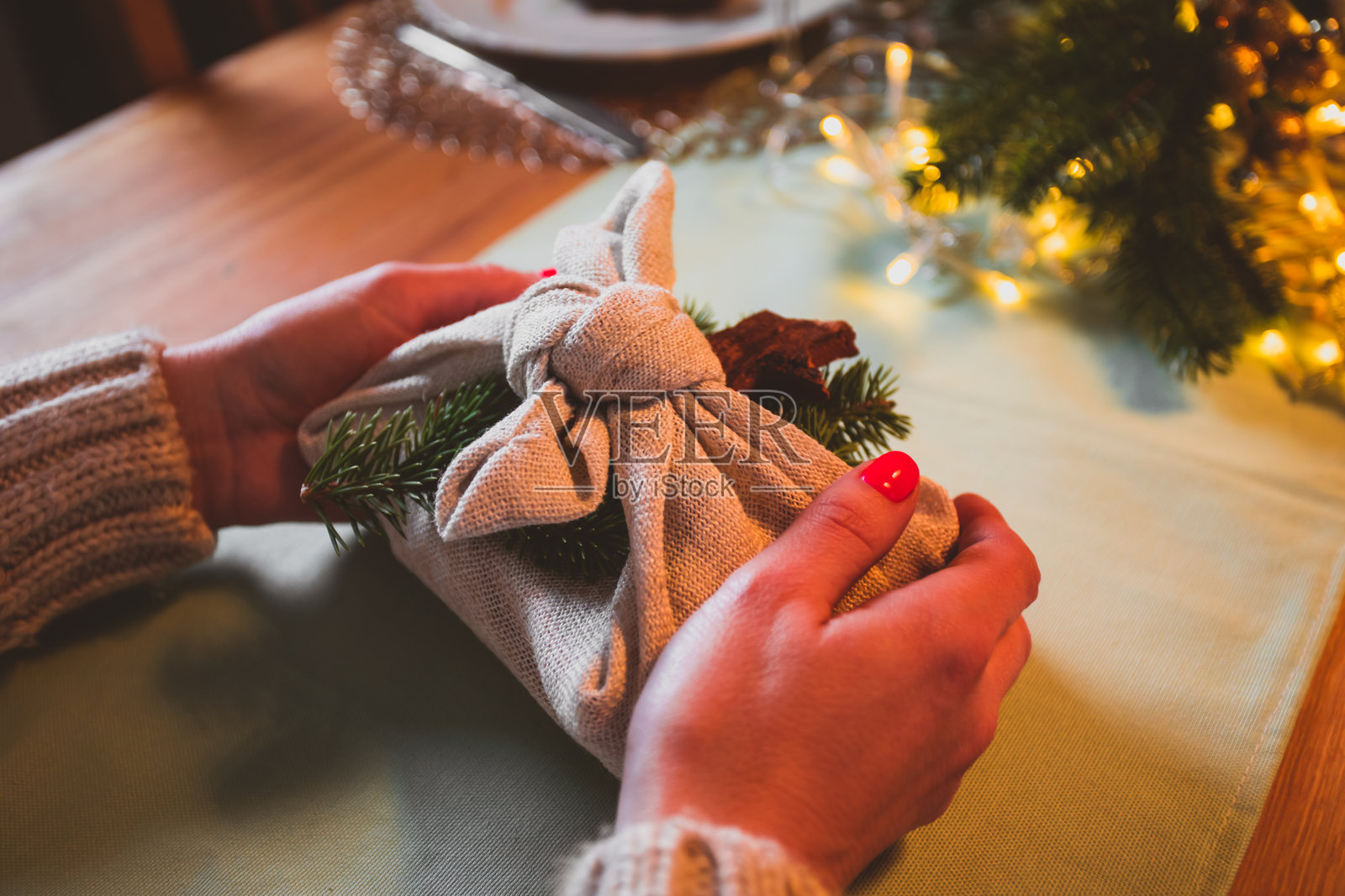手握圣诞装饰的特写照片摄影图片