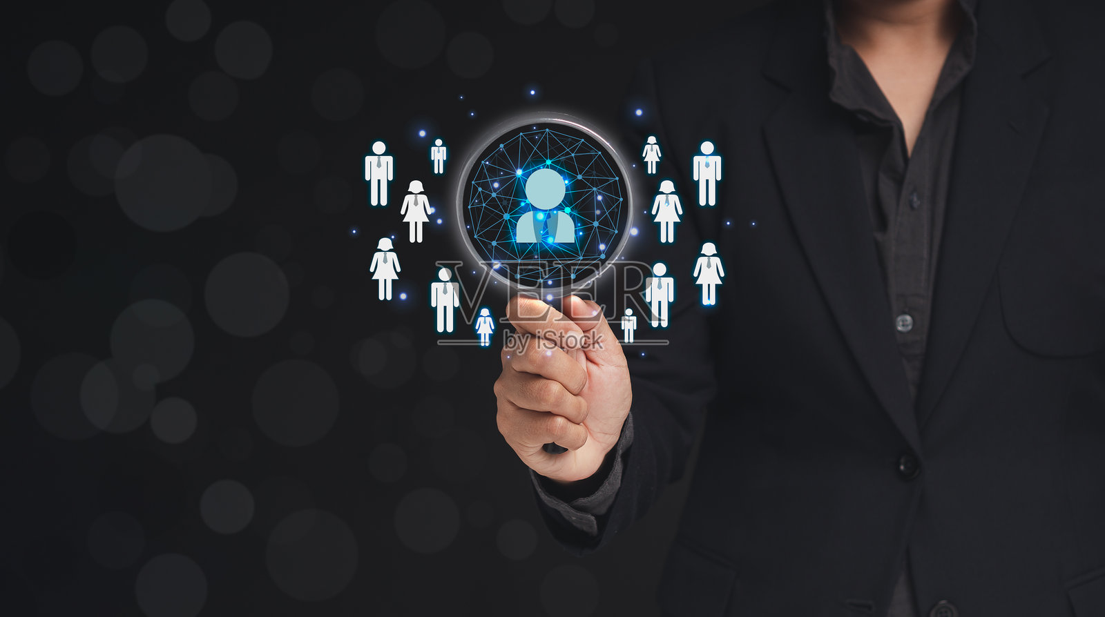 人力资源管理。商人用放大镜观察员工的团队合作照片摄影图片