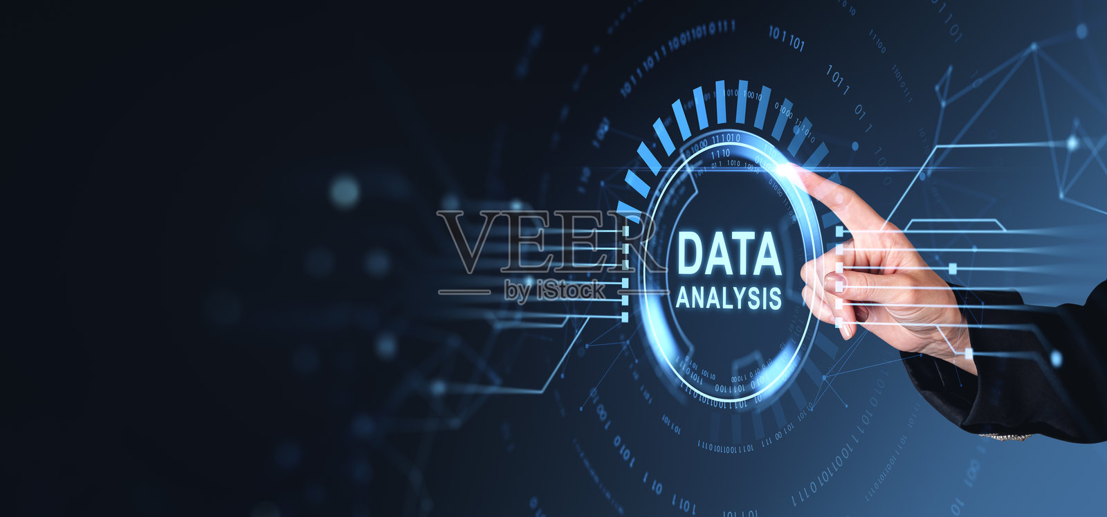 数字数据分析界面，手指指向未来感全息图像。照片摄影图片