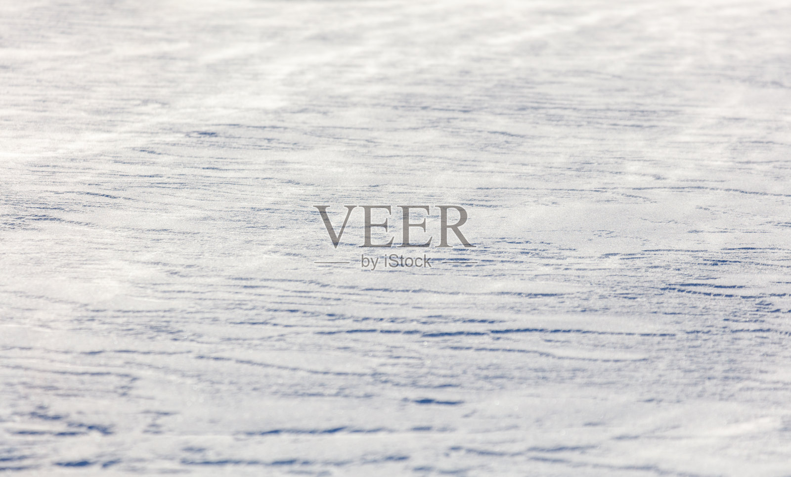 雪是白色的，地面上覆盖着雪。照片摄影图片