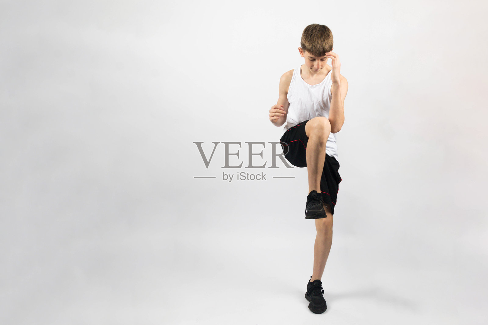 一个十五岁的男孩照片摄影图片