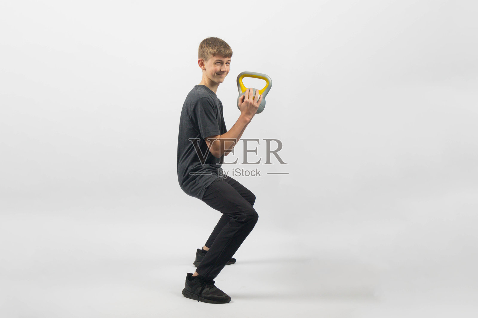 一个十五岁的男孩照片摄影图片