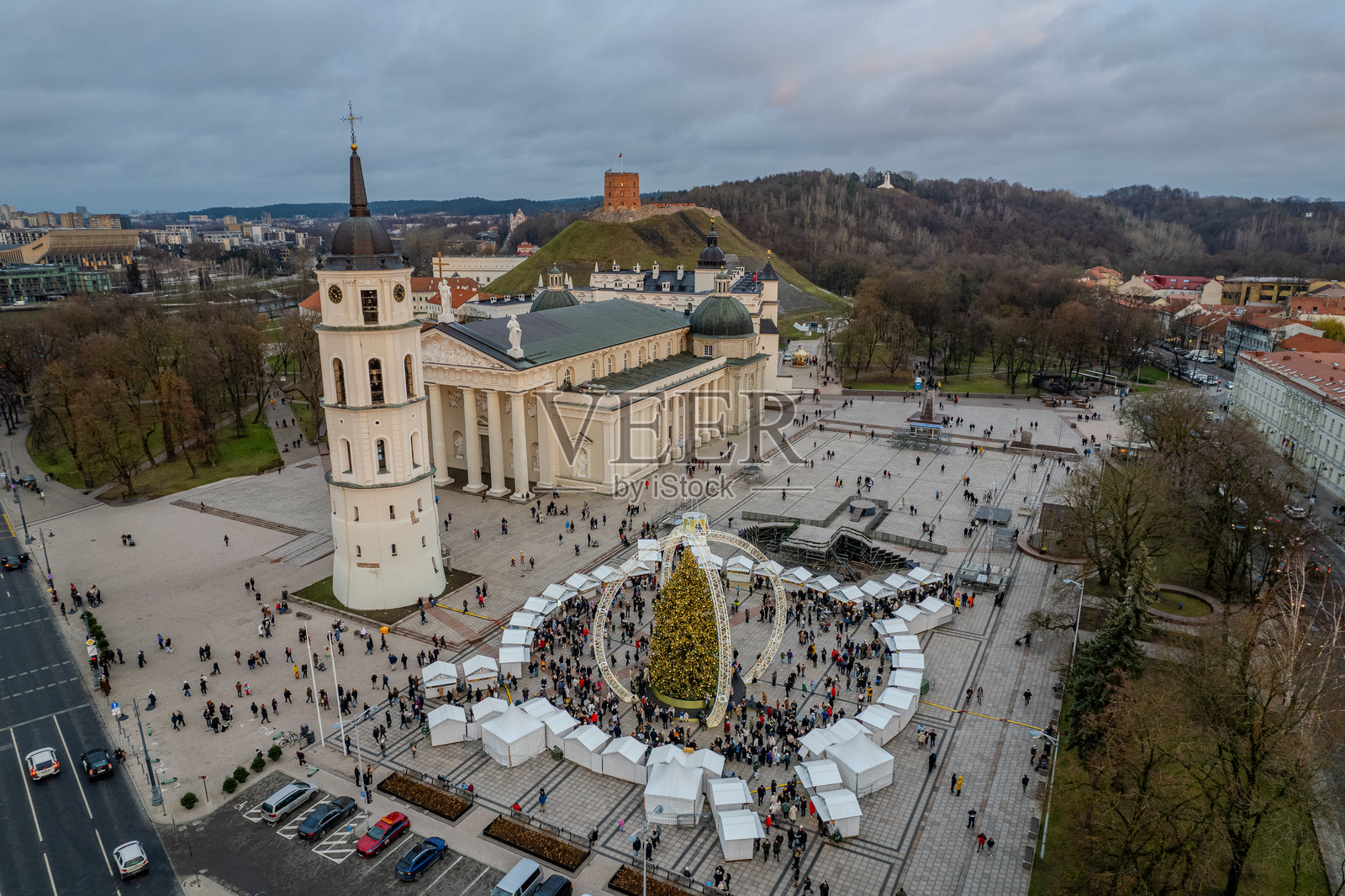 维尔纽斯老城大教堂广场的冬季傍晚鸟瞰图，圣诞树，立陶宛照片摄影图片