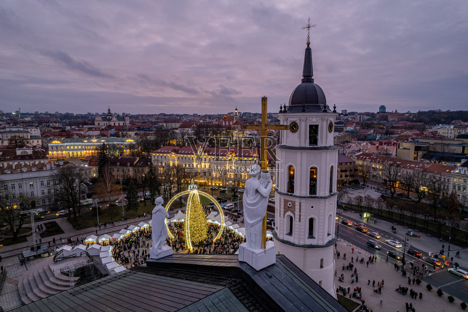 维尔纽斯老城大教堂广场的冬季傍晚鸟瞰图，圣诞树，立陶宛照片摄影图片