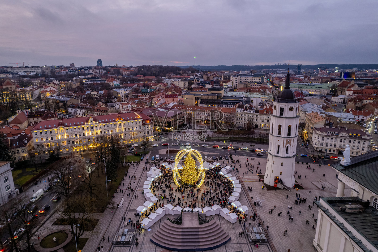 维尔纽斯老城大教堂广场的冬季傍晚鸟瞰图，圣诞树，立陶宛照片摄影图片
