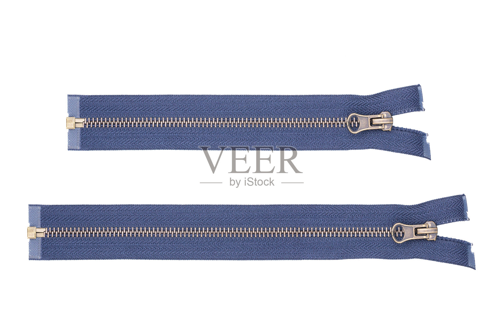 蓝色金属拉链，孤立在白色背景上。复古乡村风格的服装配件，带有闪亮的银色齿。剪切的扣合物体。照片摄影图片