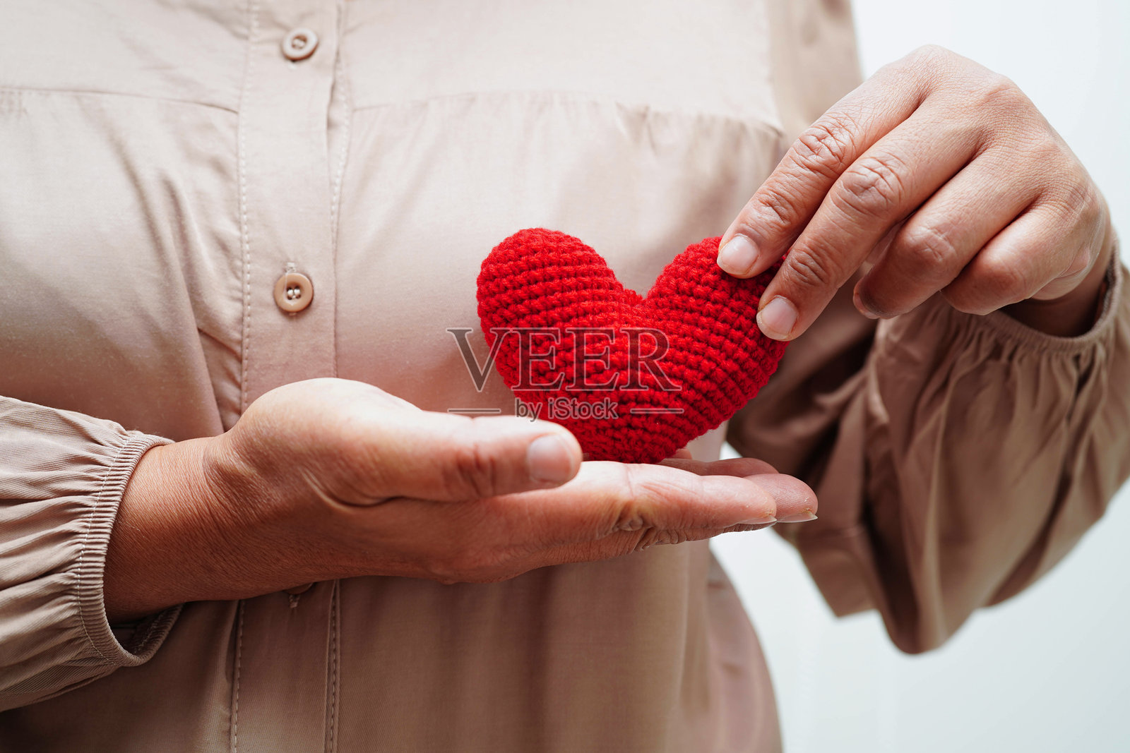 亚洲女性手持人体内部器官模型，捐赠慈善志愿者概念。照片摄影图片