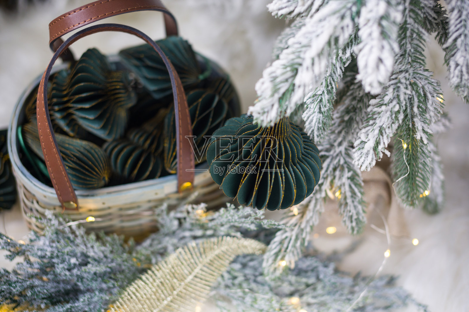 翡翠色篮子里的圣诞纸玩具。圣诞卡片照片摄影图片