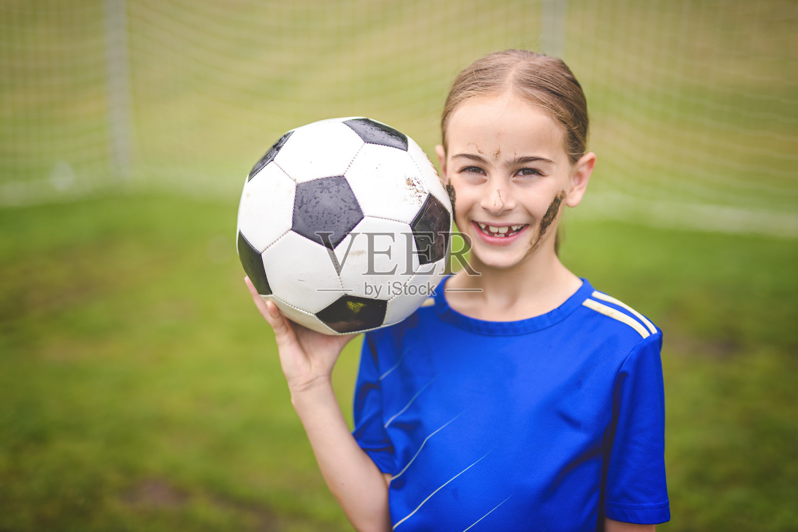 孩子们在一天结束时在户外球场踢足球照片摄影图片