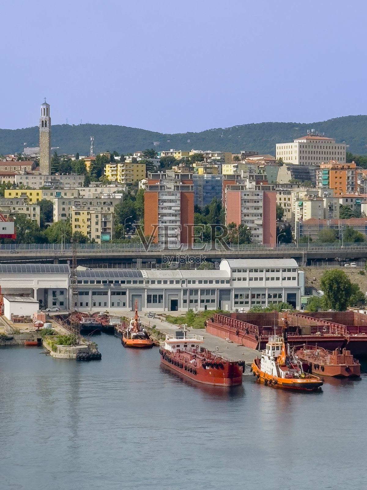 意大利的特里斯特商业港口。照片摄影图片