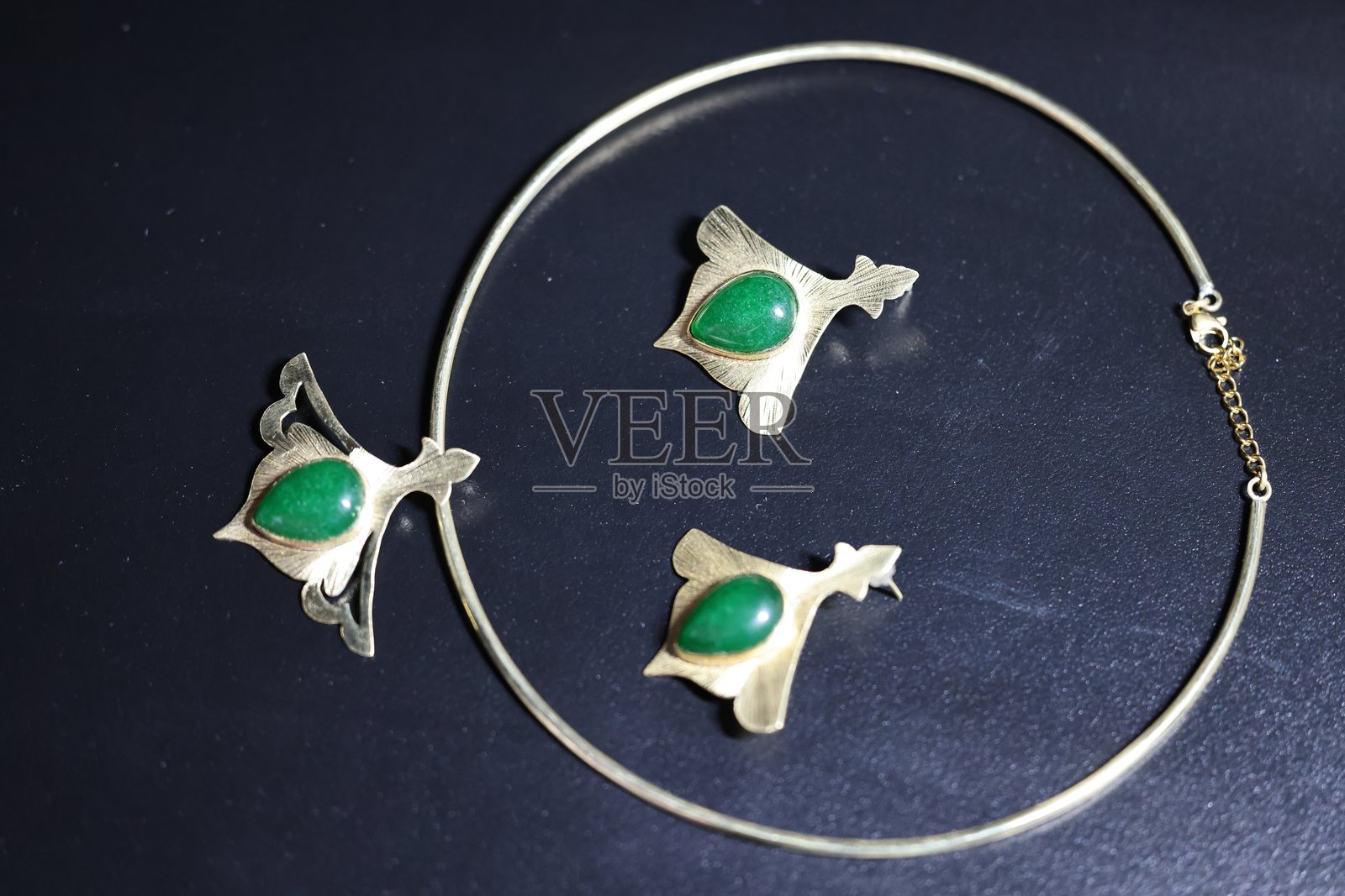 波斯手工珠宝的产品摄影，包括项链、耳环和戒指照片摄影图片