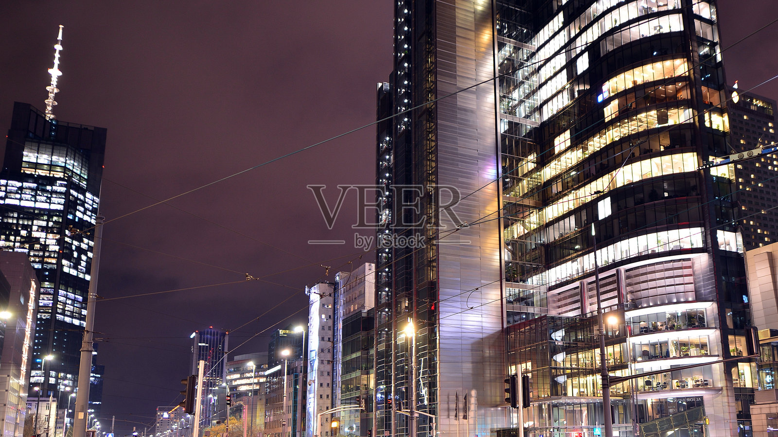 夜间建筑，玻璃幕墙的摩天大楼。照片摄影图片