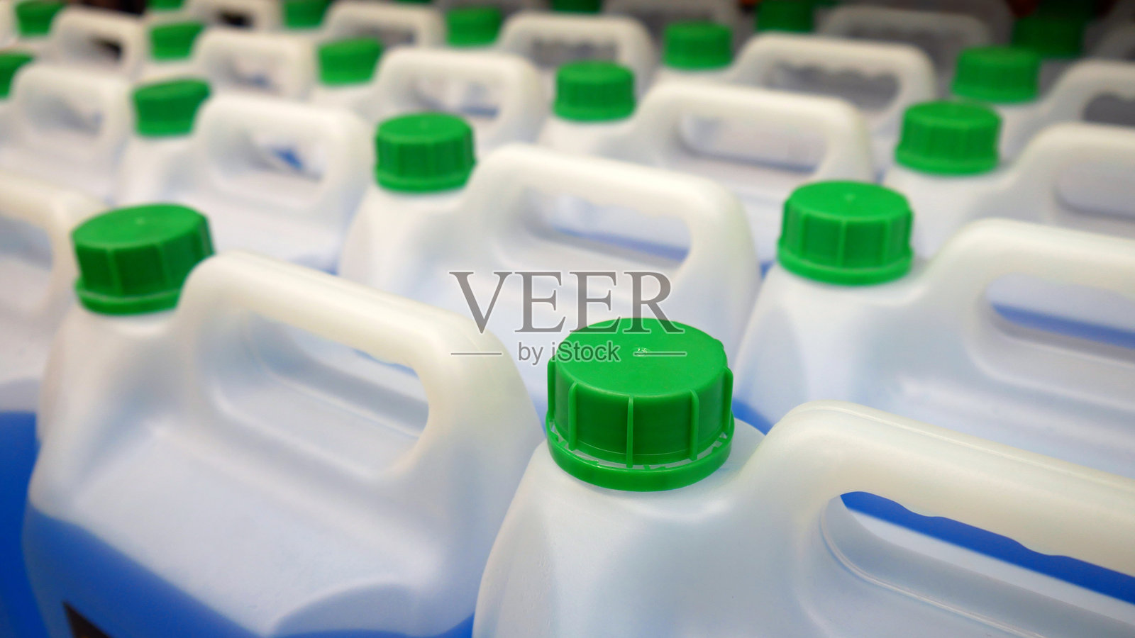 许多装有蓝色液体的塑料桶特写镜头照片摄影图片