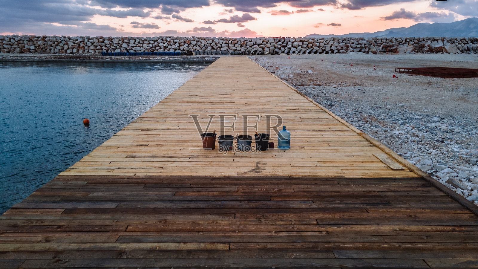 搭建桥梁，自然与工艺的交汇处照片摄影图片