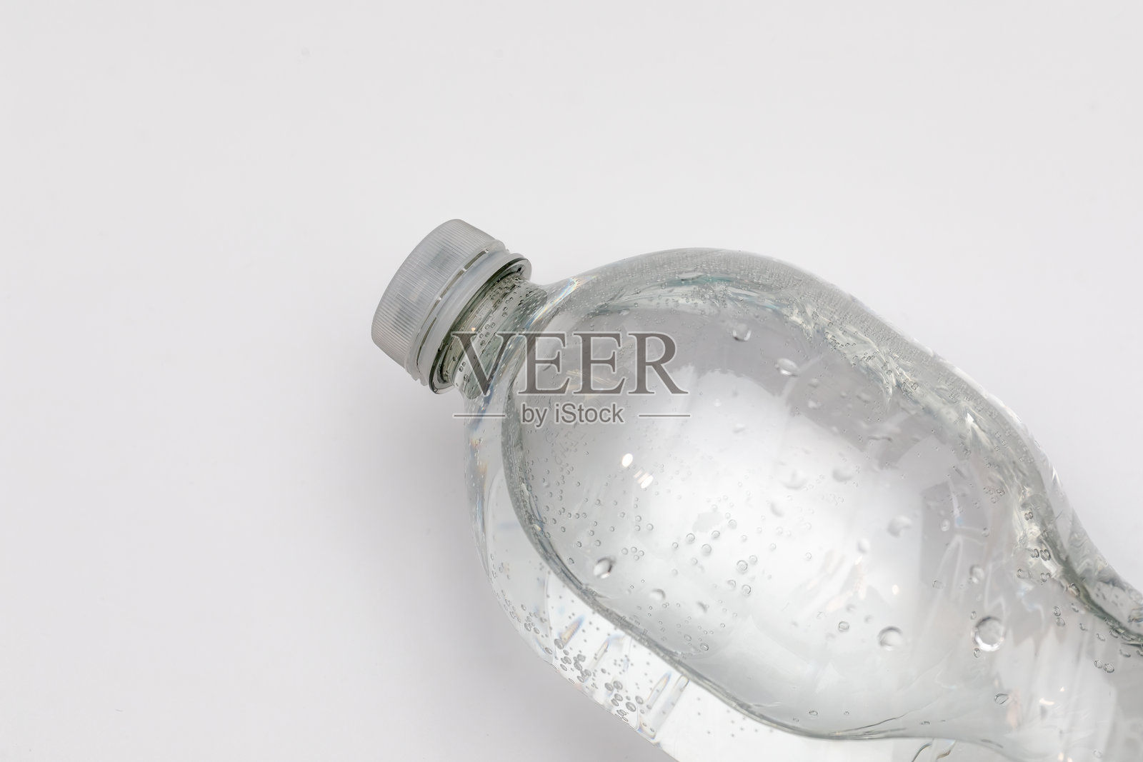 白色背景上孤立的水瓶盖特写照片摄影图片