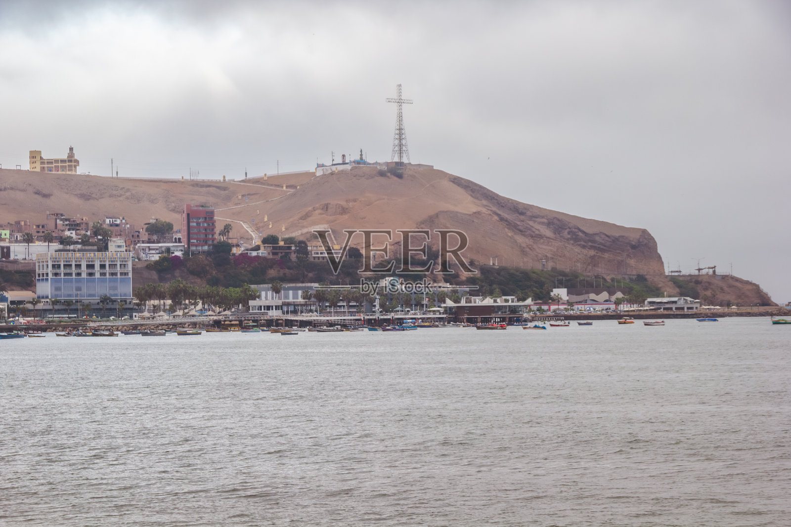 在多云的下午，利马的乔里略斯区，莫罗太阳山和阿瓜杜尔塞海滩。照片摄影图片