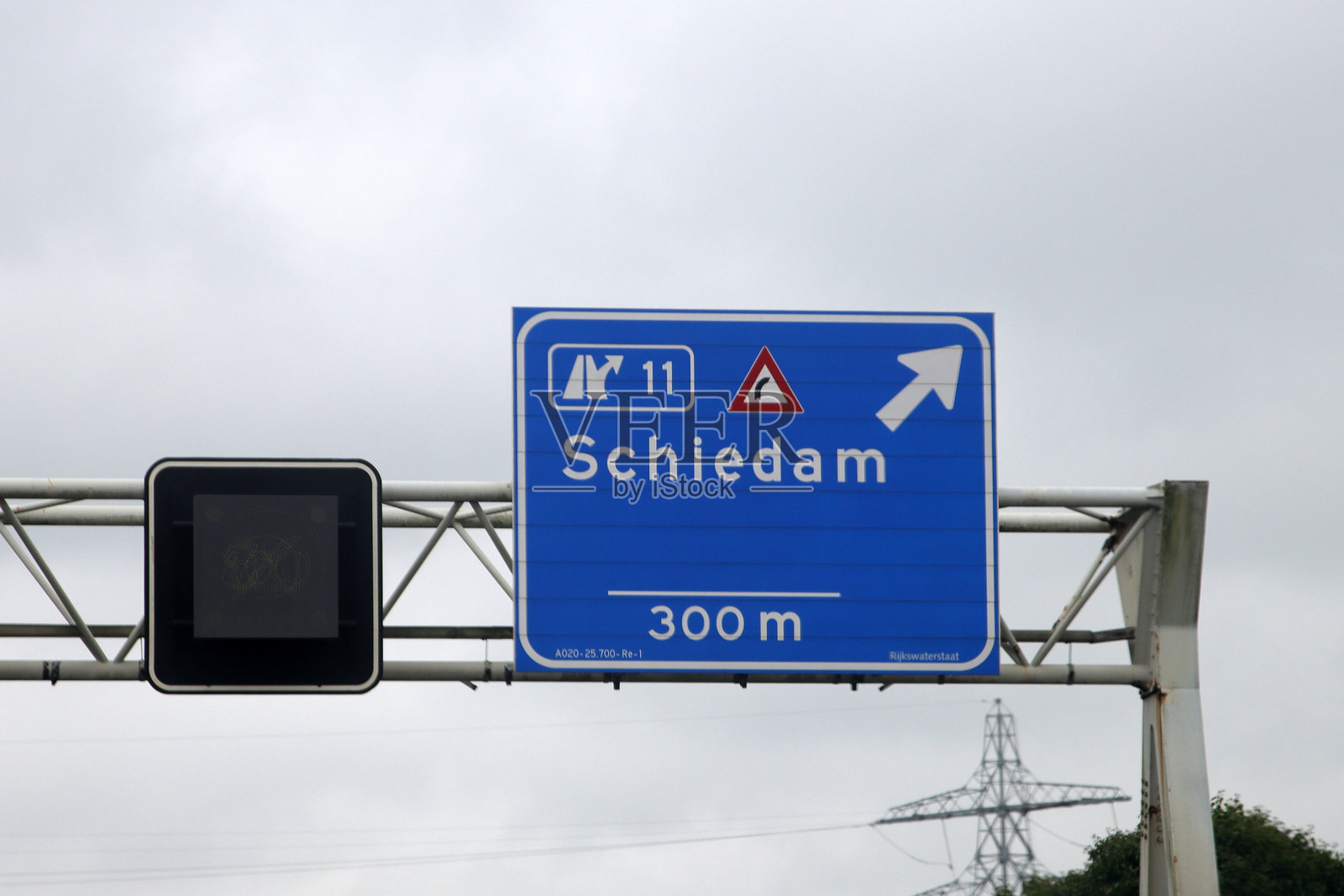 鹿特丹A20高速公路上的方向指示牌照片摄影图片