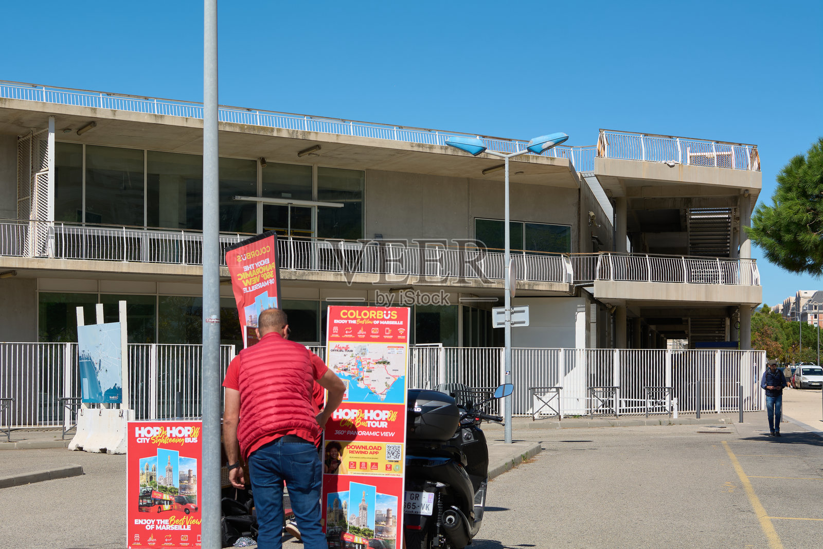 马赛的彩色巴士城市游标志和男子照片摄影图片