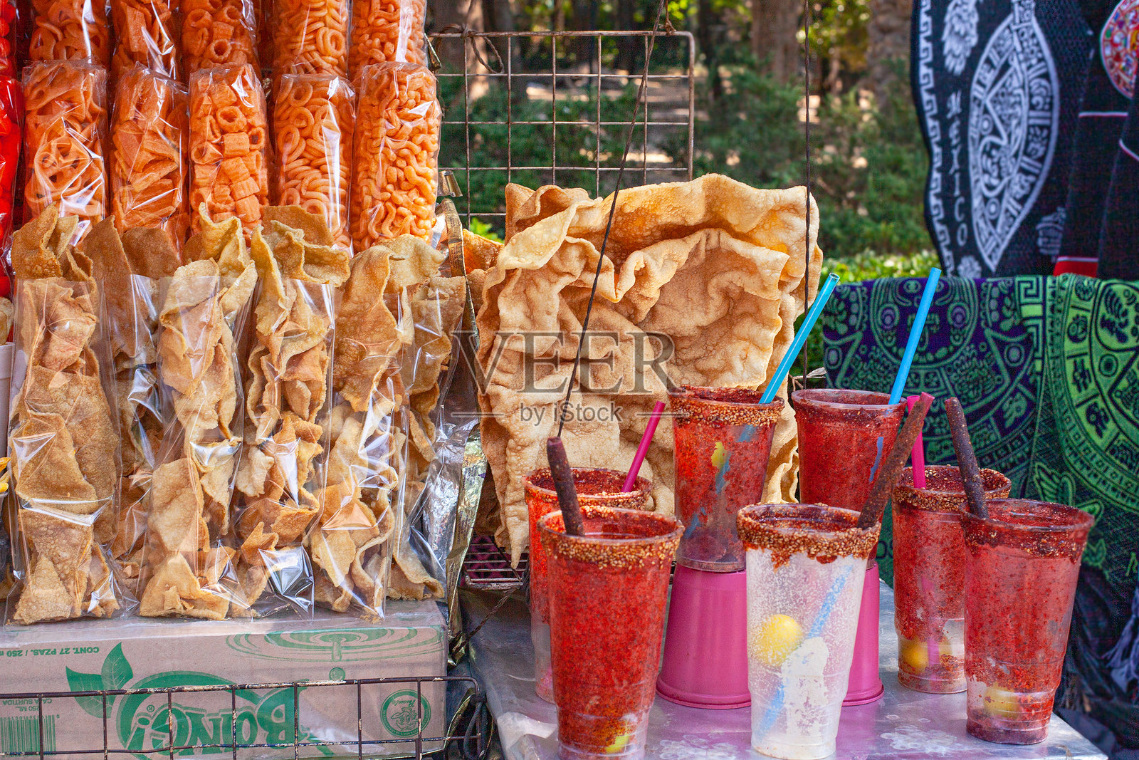 在墨西哥城的查普尔特佩克公园，出售巴塔纳斯、薯片和墨西哥小吃的零食摊位照片摄影图片