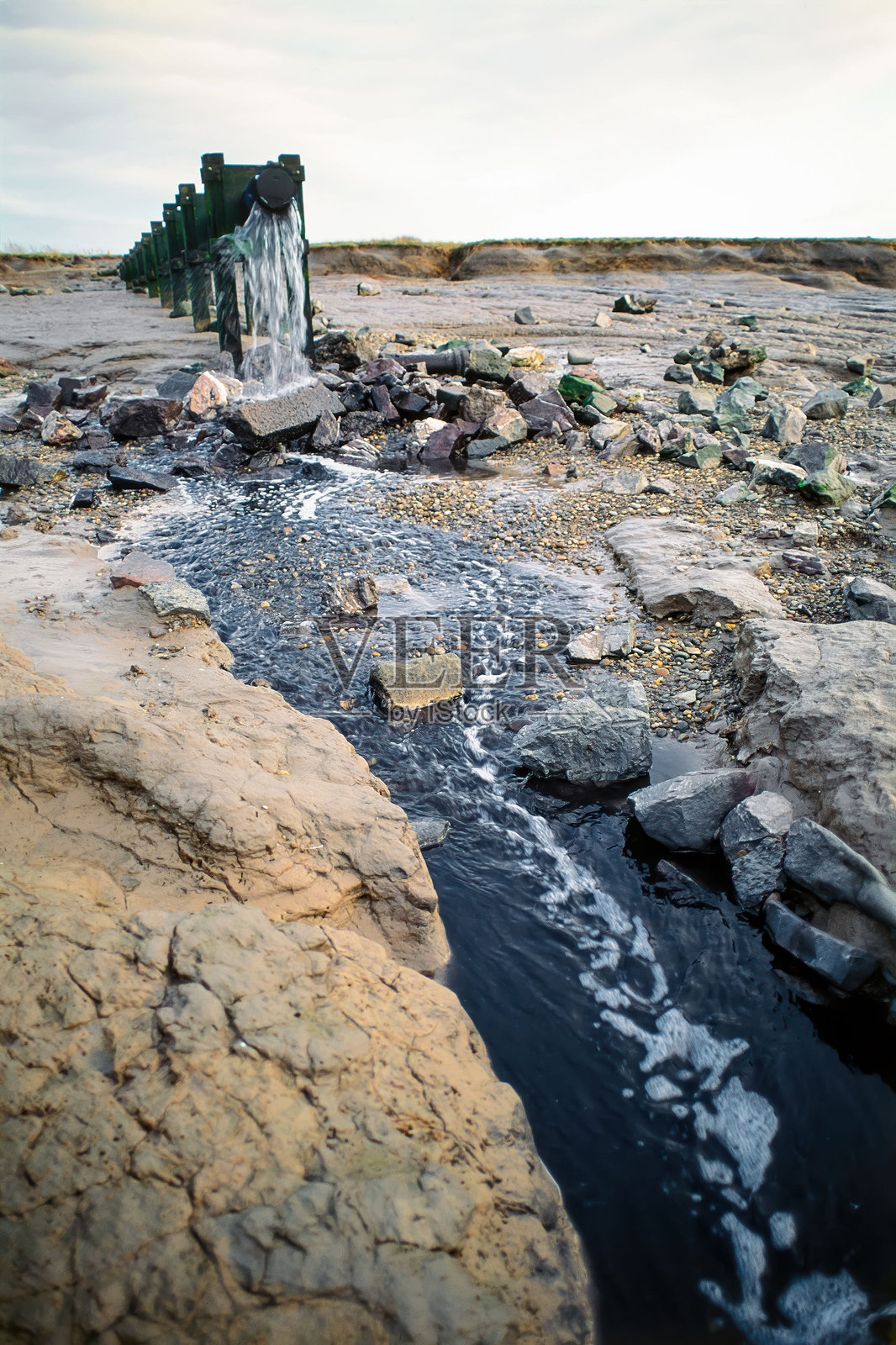 排放管将附近工业的废水排入塞文河口照片摄影图片
